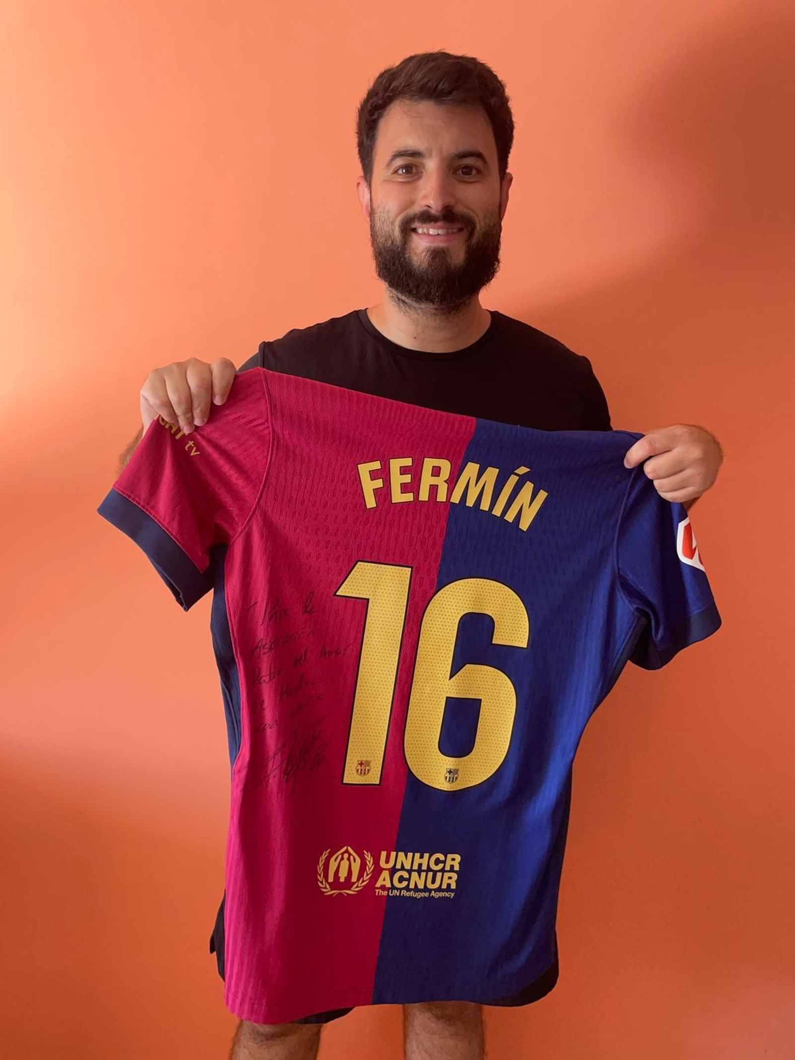 Miguel Ángel posa con la camiseta donada a El Patio del Amor.