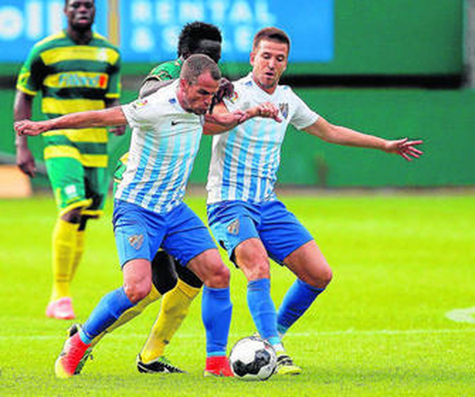 Duda y Camacho disputan un balón contra el Fortuna Sittard.