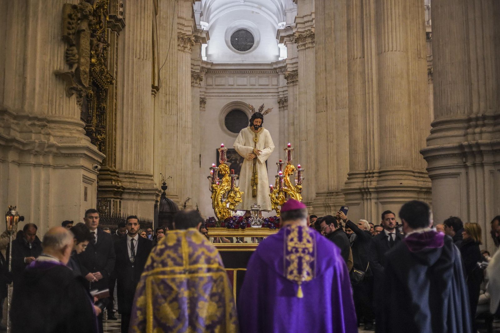 El vía crucis de las cofradías, en imágenes
