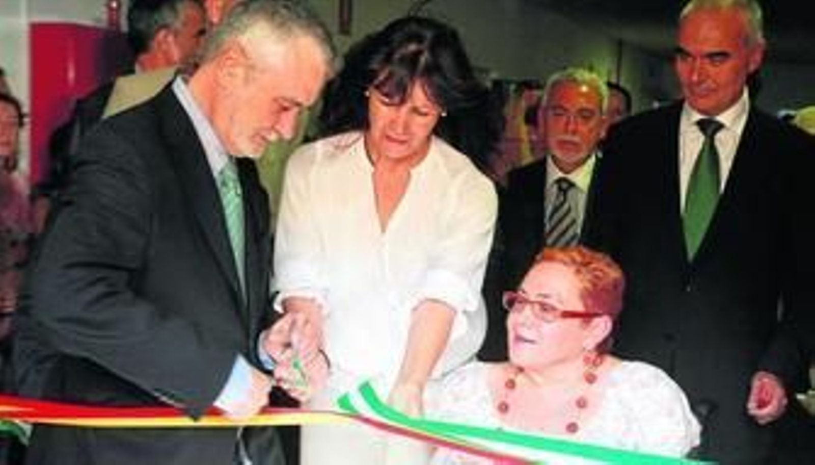 Griñán, Navarro y Cózar cortan la cinta durante la inauguración ayer del centro polivalente.