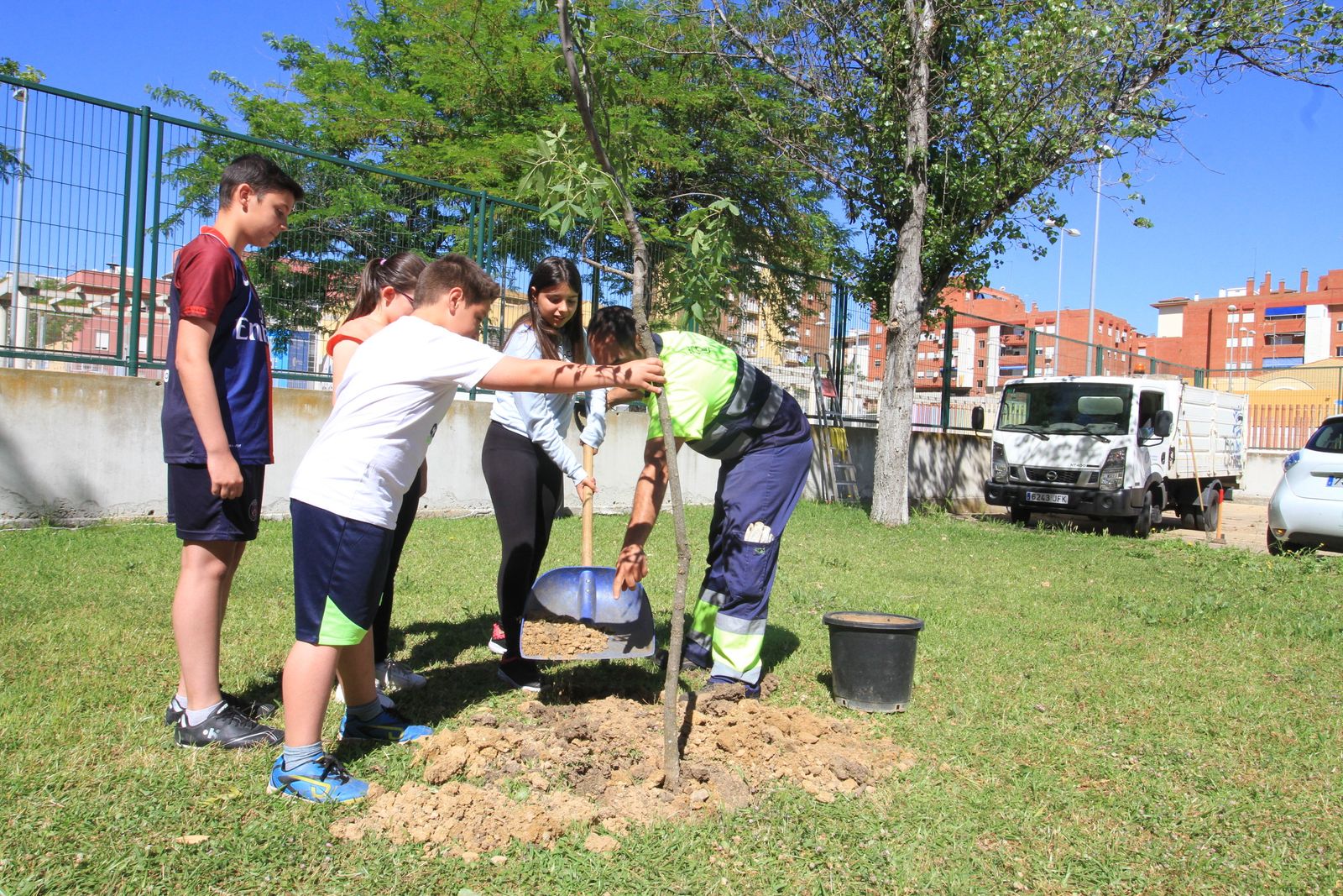 Imágenes de la plantación de árboles llevada a cabo en el colegio Los Rosales, con motivo del incendio del año pasado