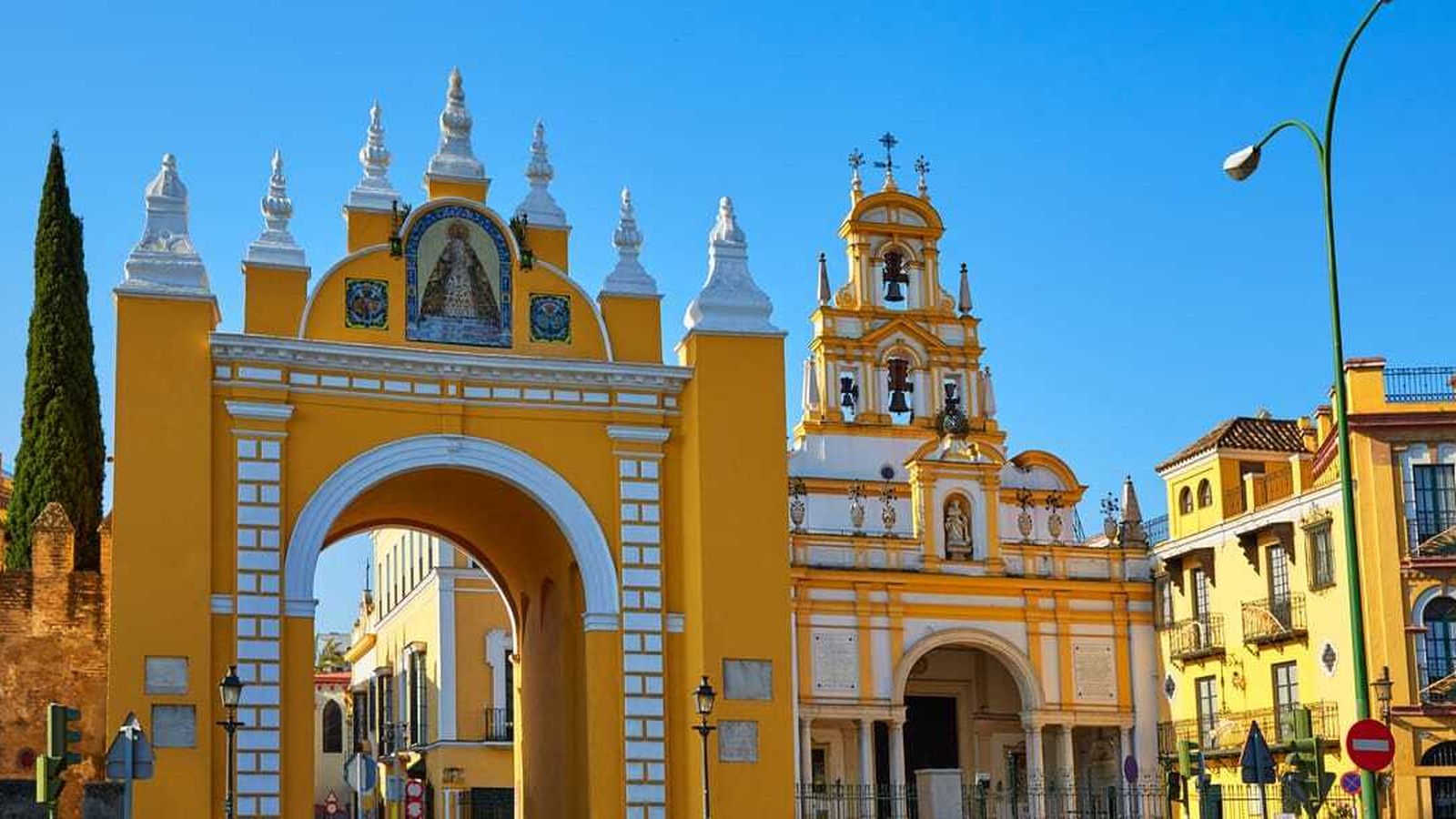 Arco de La Macarena con la Basílica al lado