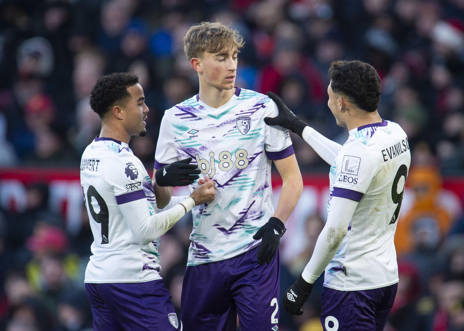 Las fotos de Dean Huijsen tras su gol al Manchester United en Old Trafford