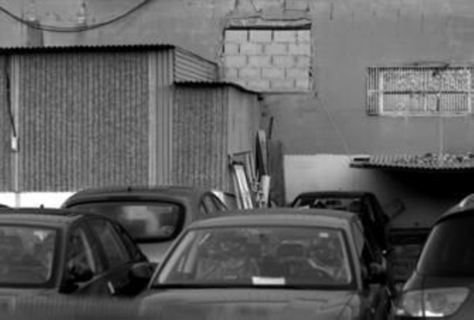 El butrón, tapiado con ladrillos, en la parte trasera del concesionario de Kia, ayer.