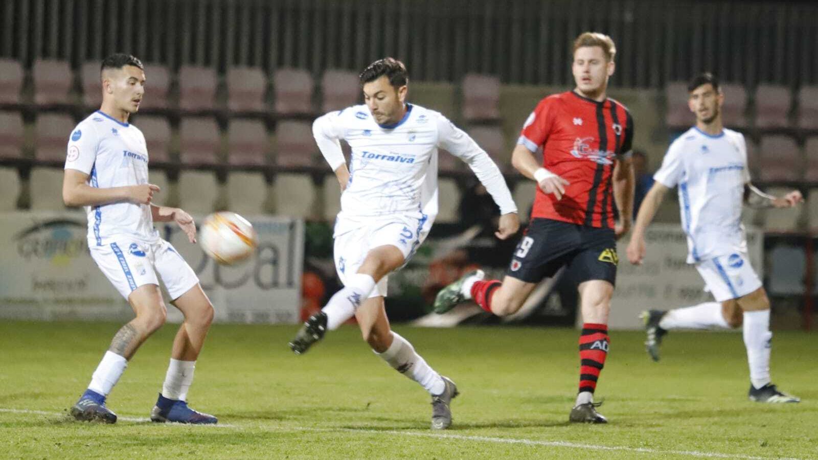 Rodri despeja ante el polaco Wojcik.