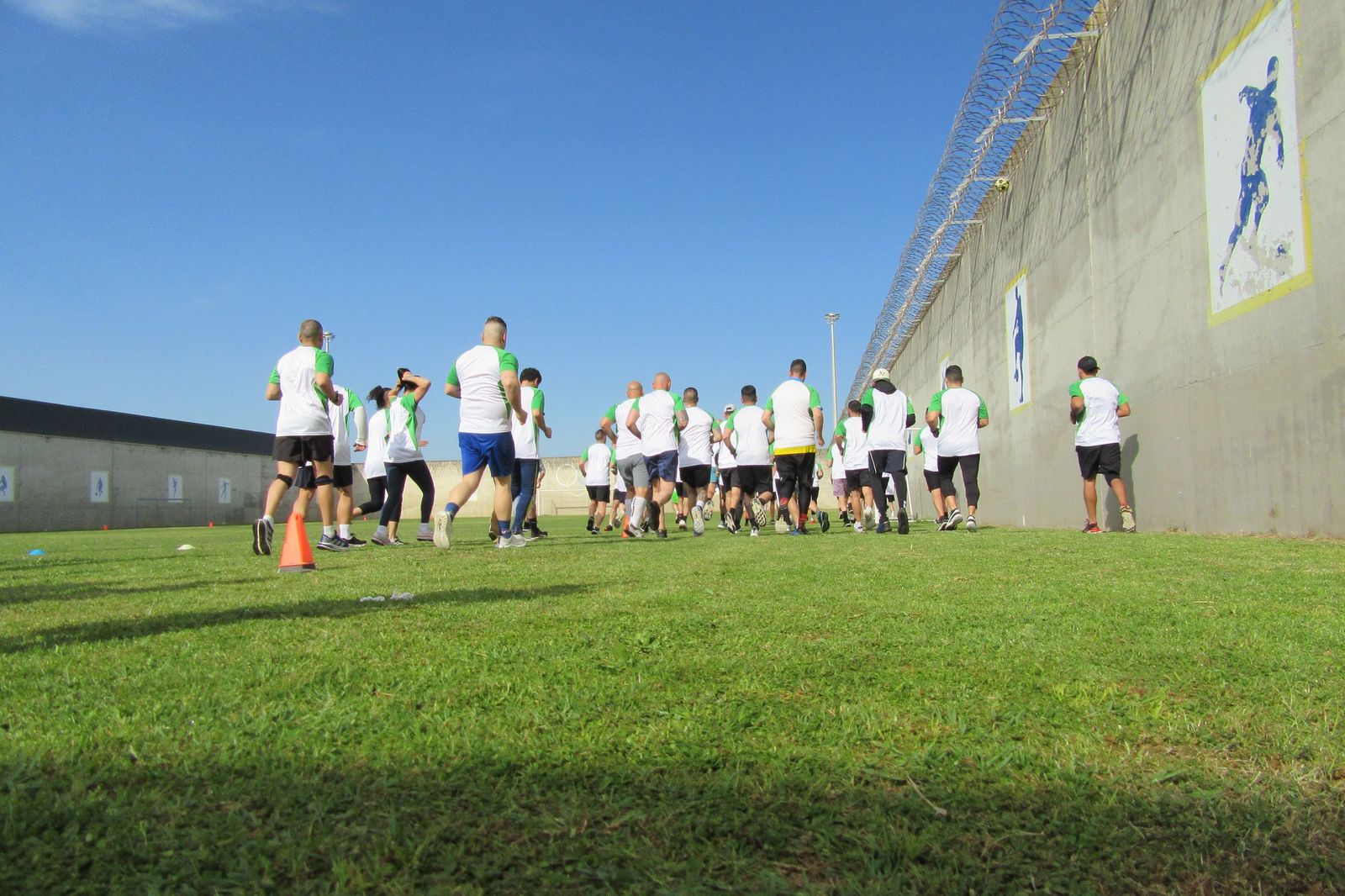 Una imagen de los internos corriendo alrededor de la prisión.