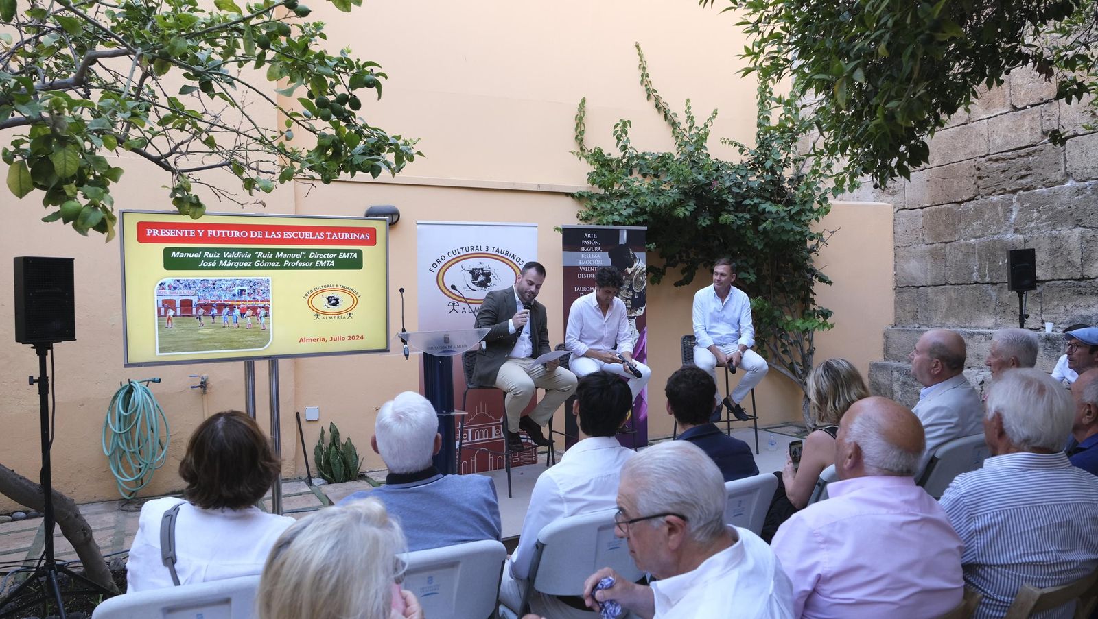 Conferencia del Foro Cultural 3 Taurinos 3, en imágenes