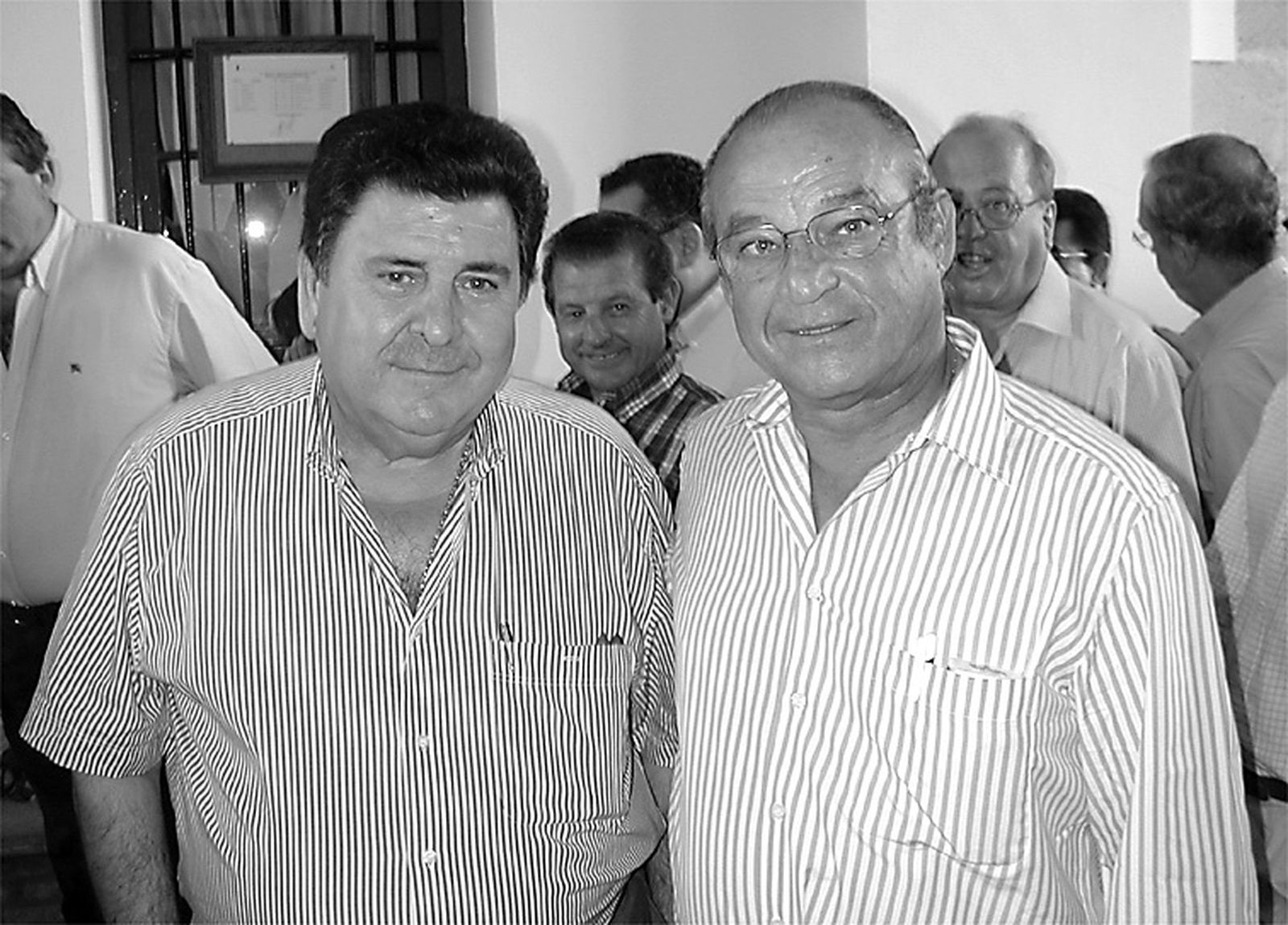 Con el desaparecido empresario Justo Ojeda en la plaza de El Puerto.
