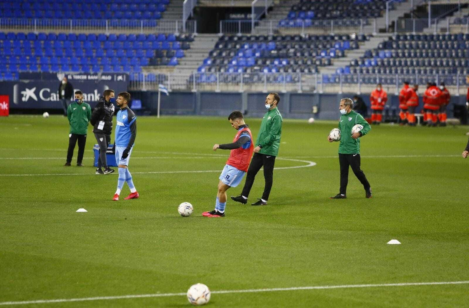 Las fotos del recibimiento al equipo y el calentamiento antes del Málaga - Cartagena