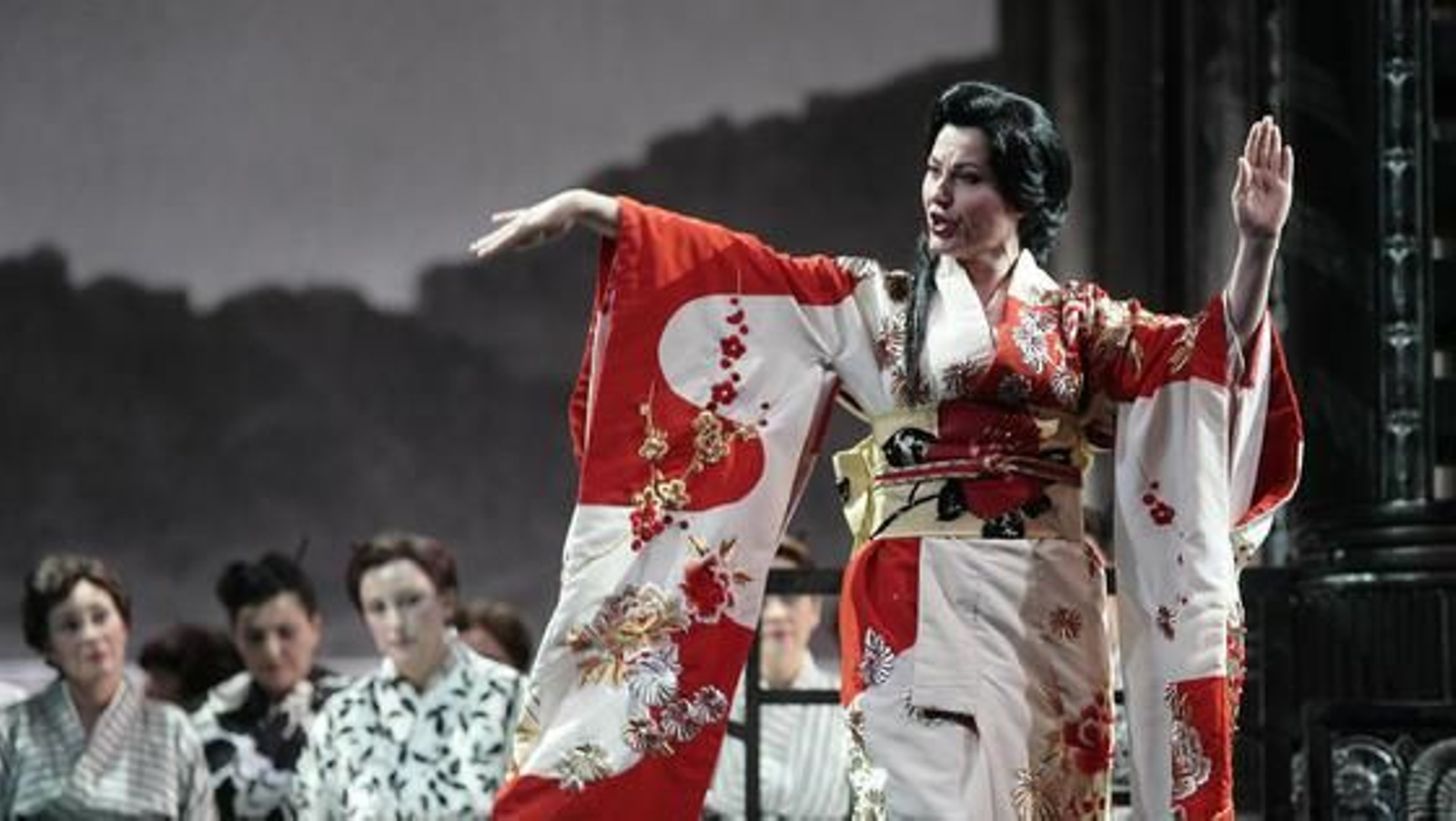 Ensayo general de 'Madama Butterfly' en el Teatro de la Maestranza. / Juan Carlos Muñoz