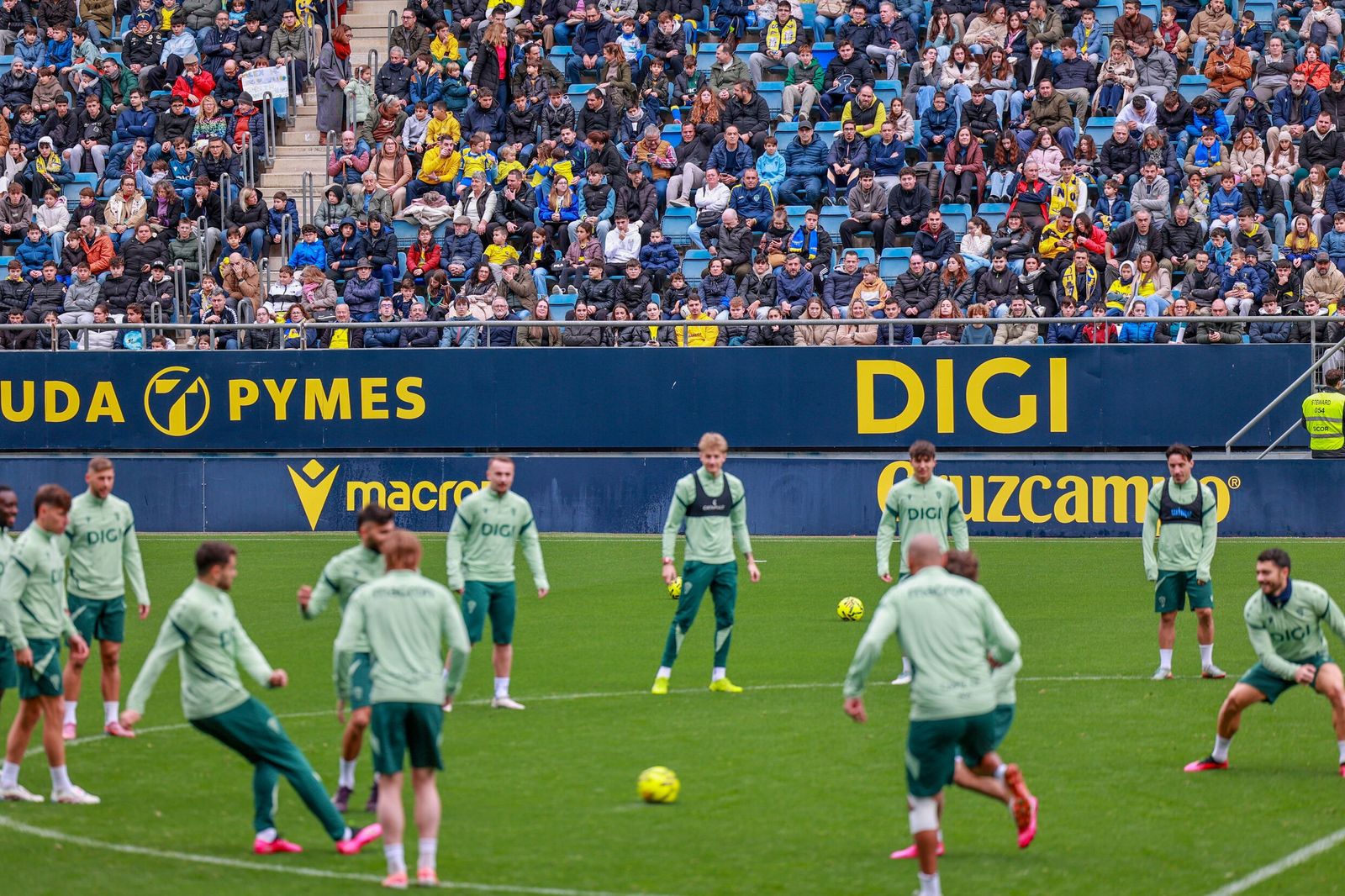 Jugadores del Cádiz en la sesión con público en el estadio.