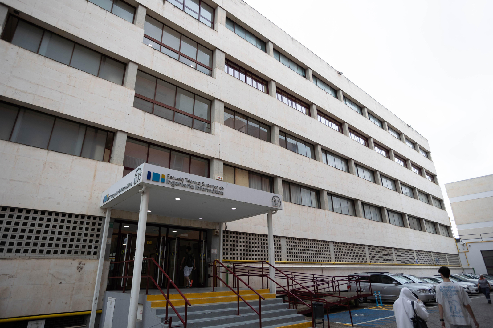 Una de las entradas a la Escuela Superior Técnica de Ingeniería Informática (ETSII), de arquitectura racionalista.