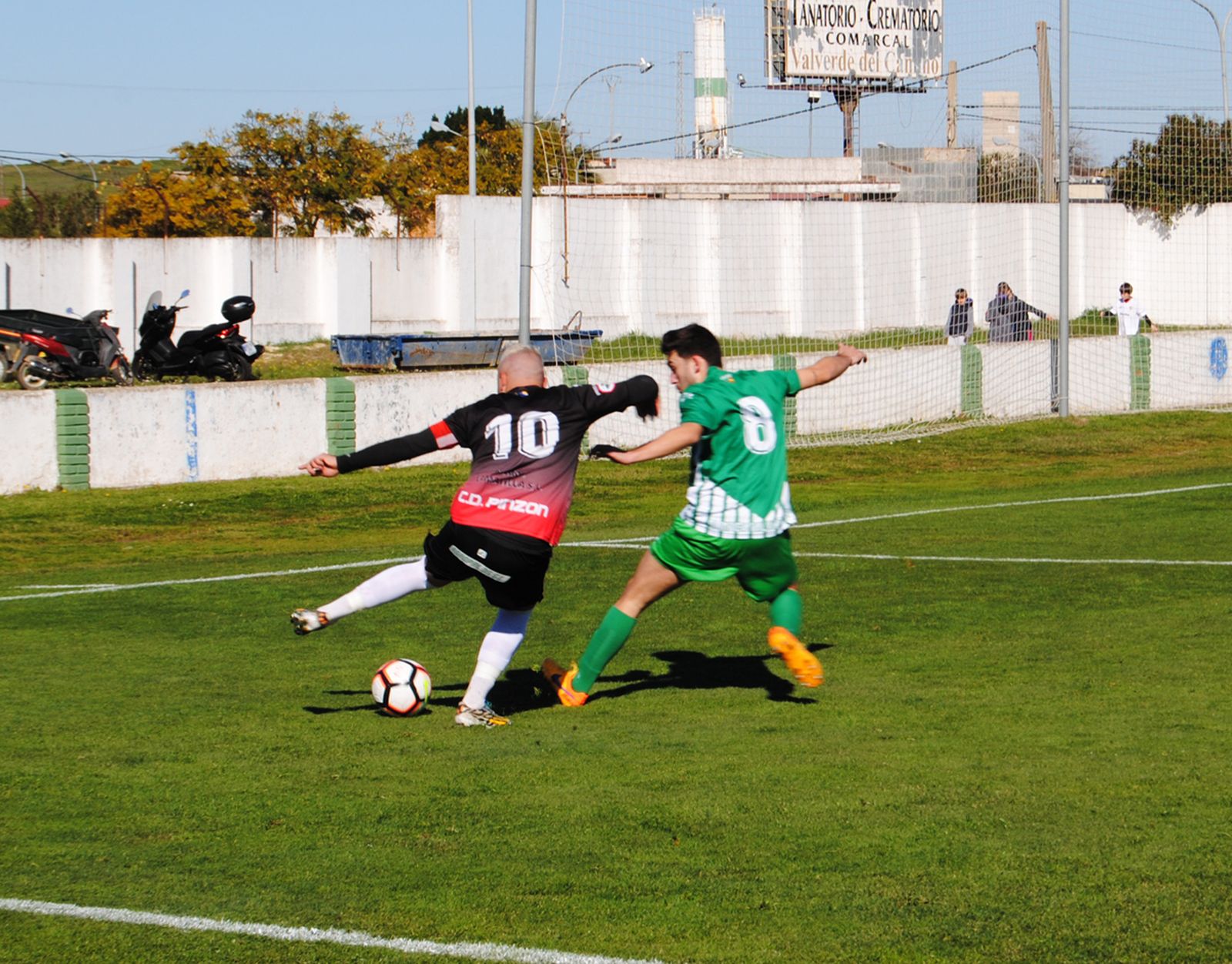 Dos jugadores rivales pelean un balón en el encuentro de ayer entre La Olímpica y el Pinzón