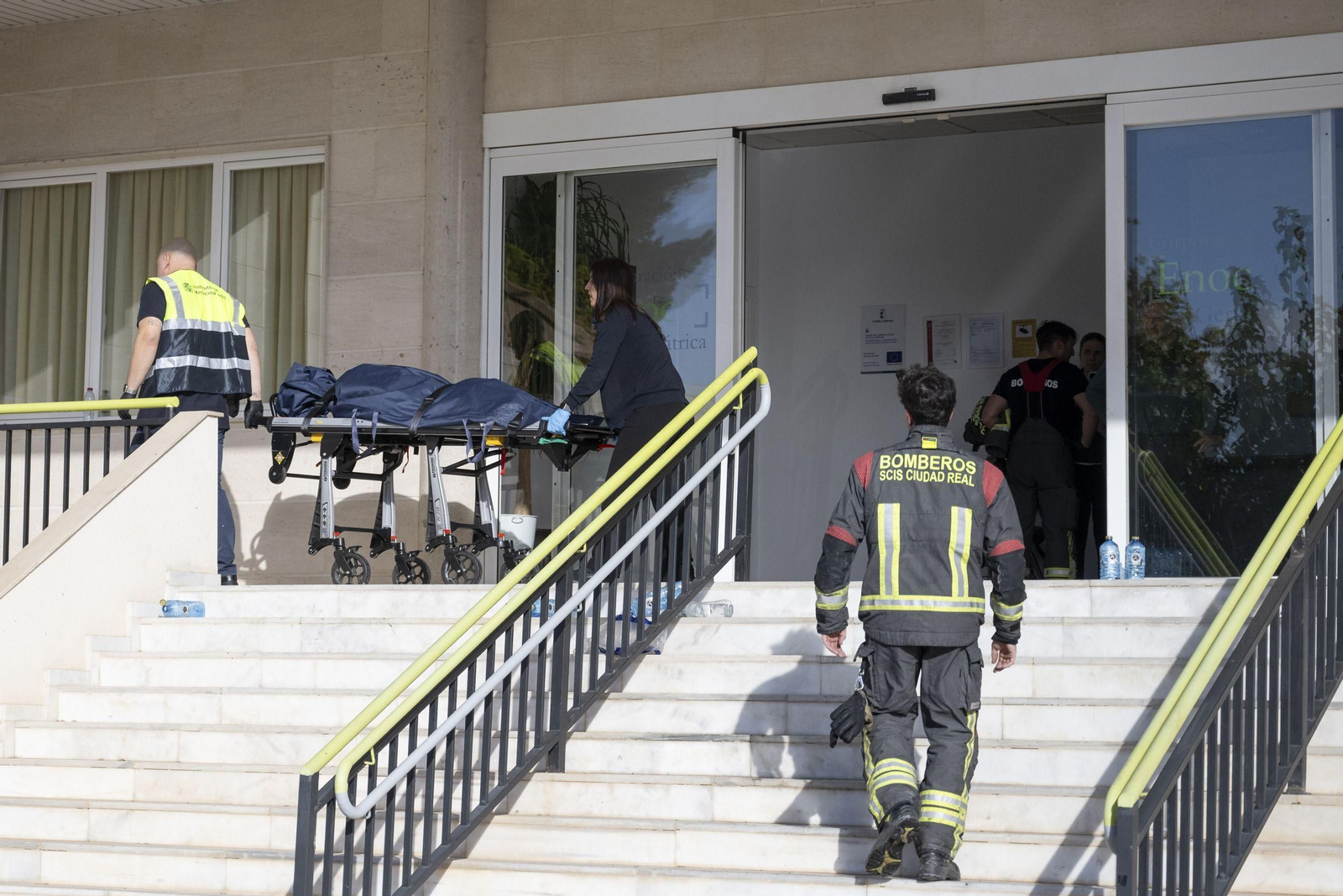 Dos operarios trasladan el cadáver del residente fallecido en el centro de mayores de Carrión de Calatrava.