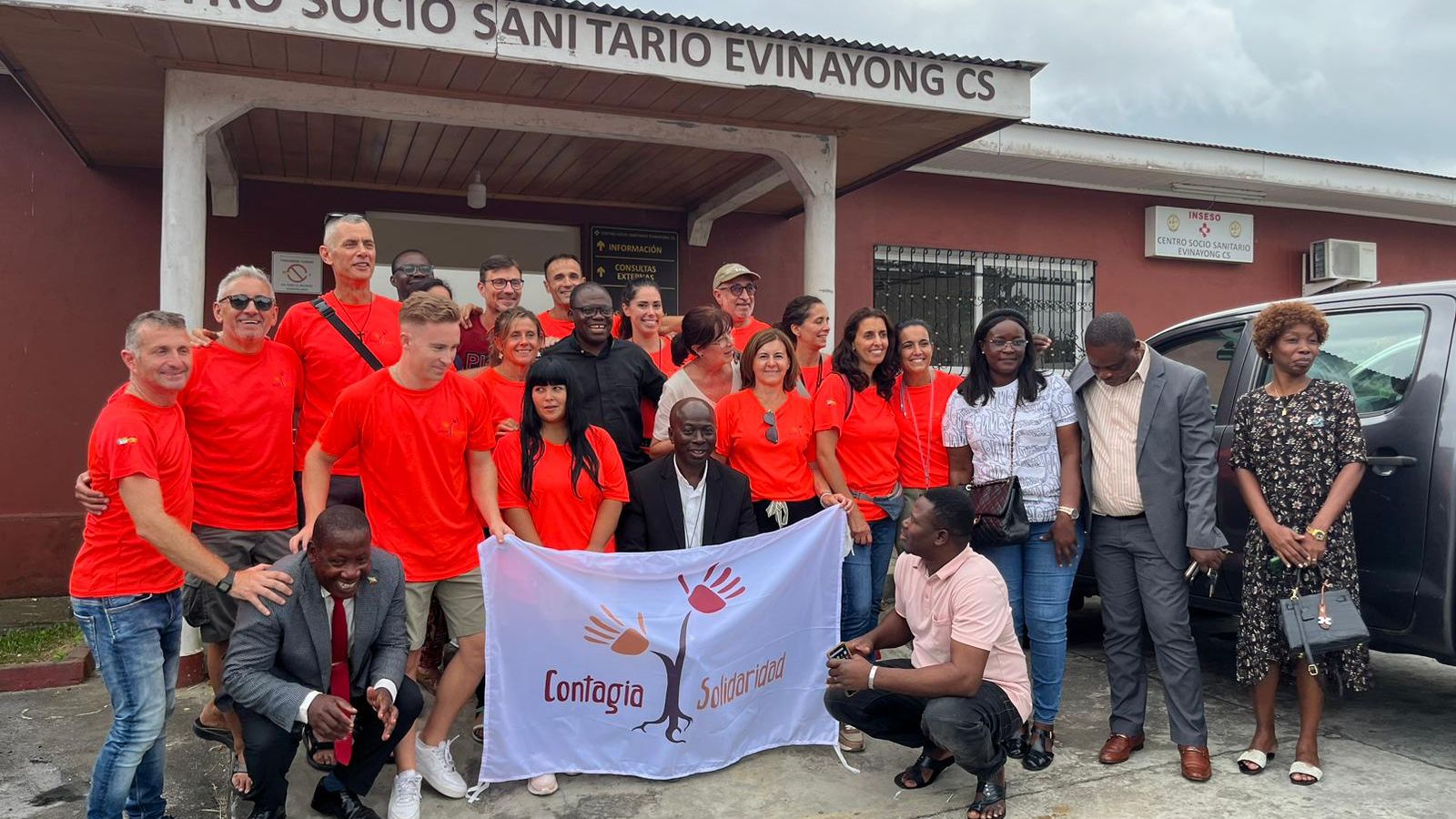 Los profesionales sanitarios del Hospital Universitario Torrecárdeas y La Inmaculada de Huércal-Overa, junto a compañeros de otros hospitales de Andalucía, enfermeros, anestesistas, cirujanos..., durante la misión humanitaria que están desarrollando en Guinea Ecuatorial desde el 15 de agosto.