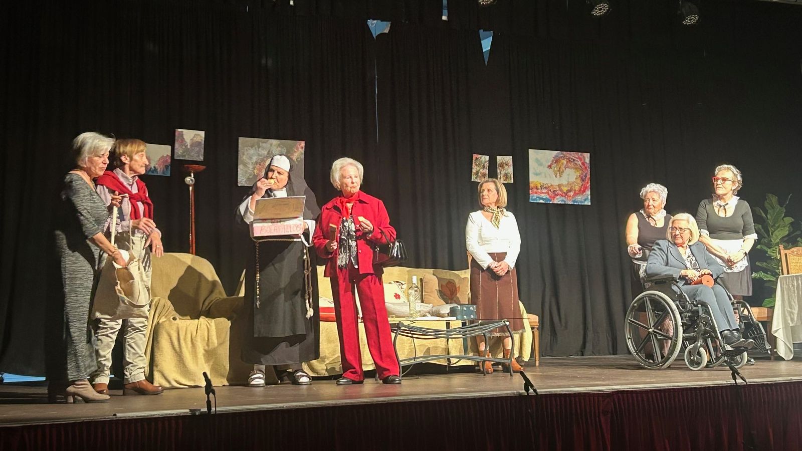 La compañía local Las Marías y su Punto abrieron el certamen de teatro con el 'Clan del rulo'.