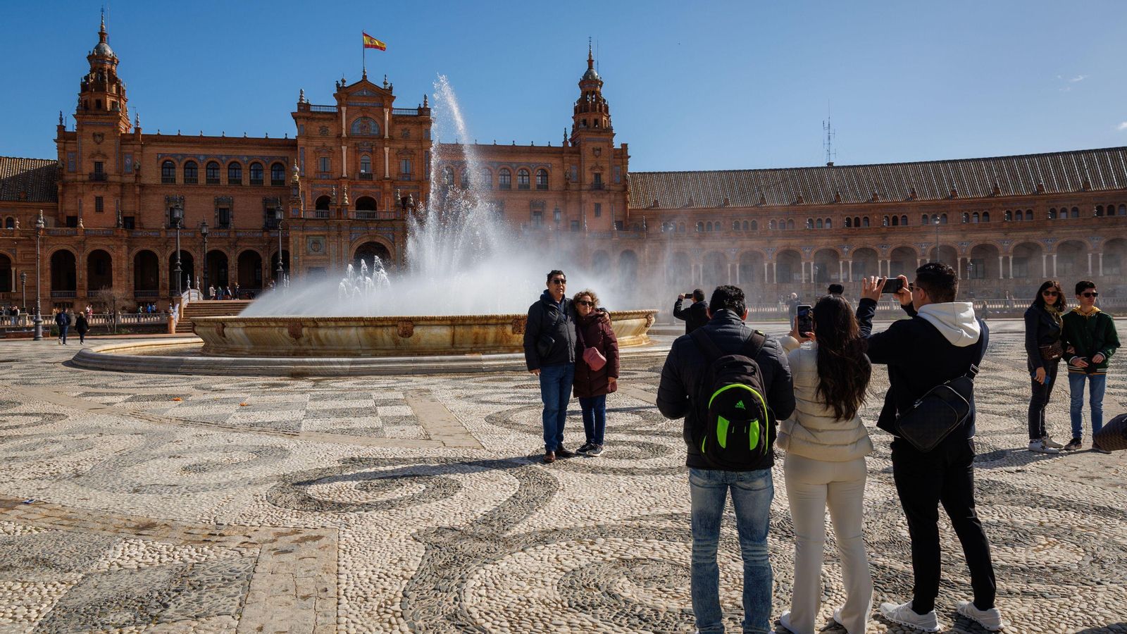 Turistas en la Plaza de España.