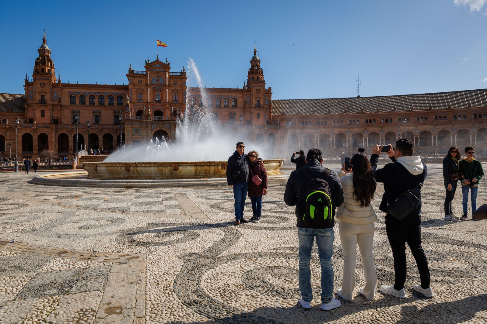 Turistas en la Plaza de España.