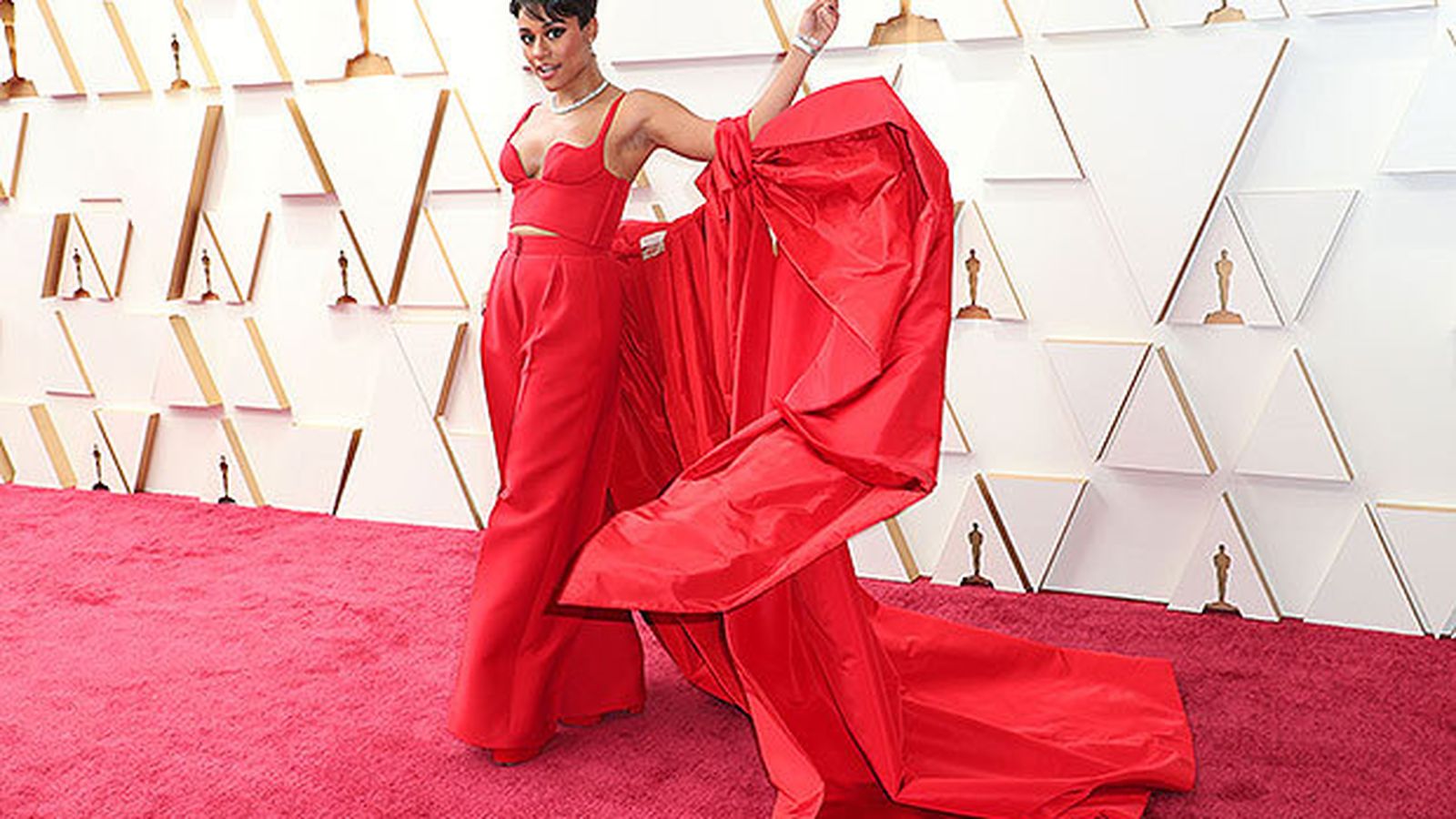 Ariana DeBose, con 'total look' rojo de Valentino.