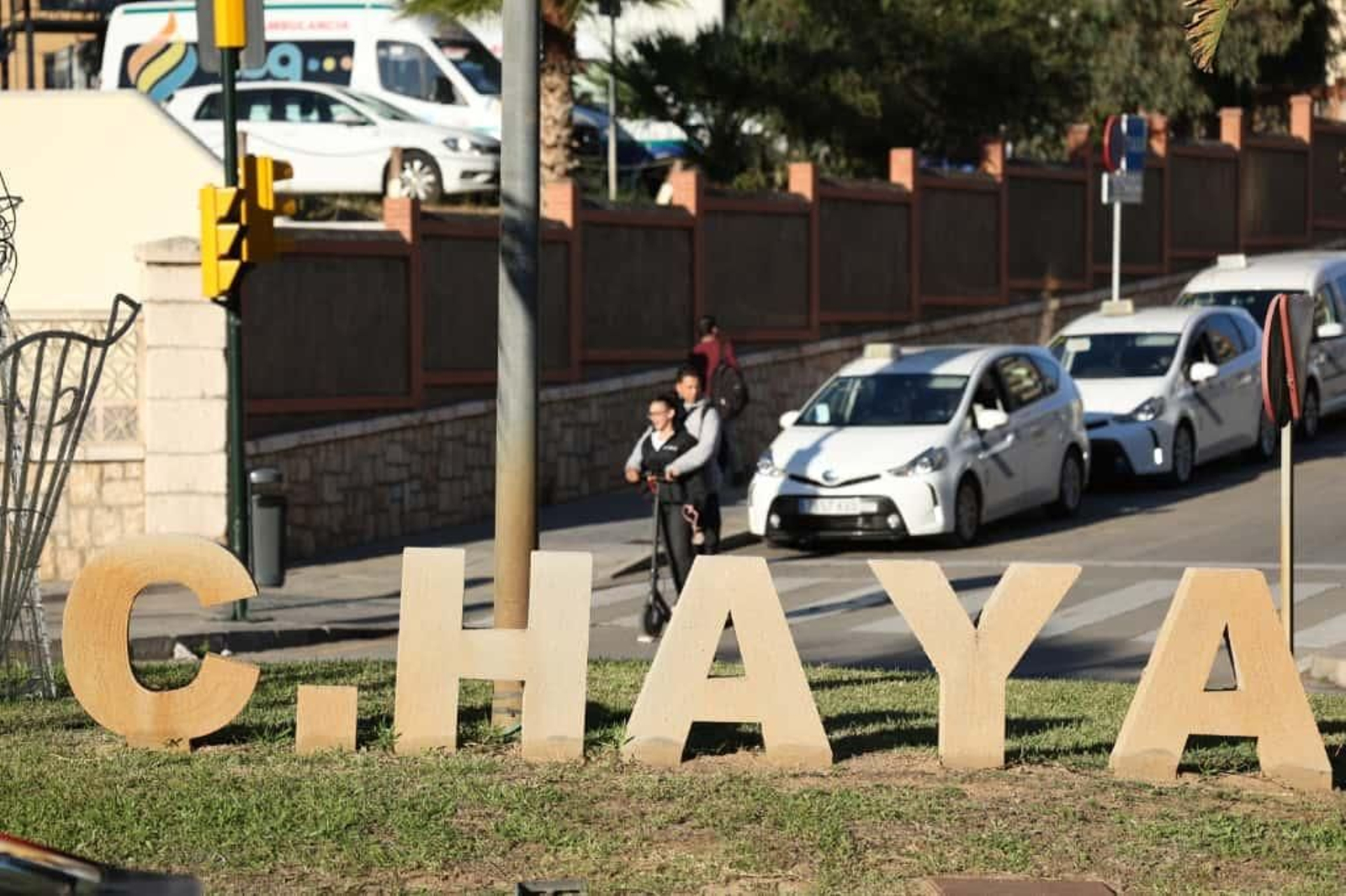 Las letras de piedra con el nombre del aviador franquista Carlos Haya, en la rotonda frente al hospital Regional.