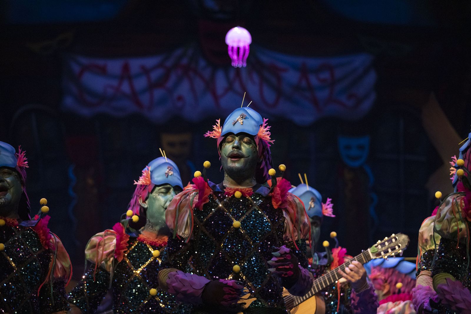 Imágenes de la actuación de la comparsa de Huelva 'El mar de febrero' en el Carnaval Colombino