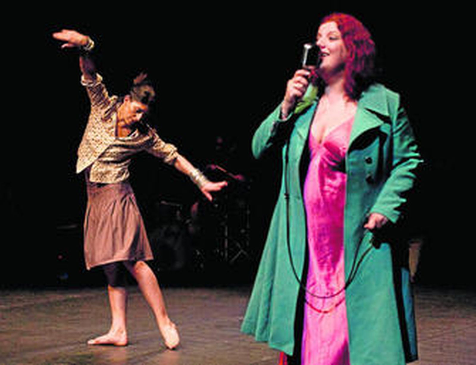 Una escena de la obra que la compañía griega representó el domingo en La Lechera.