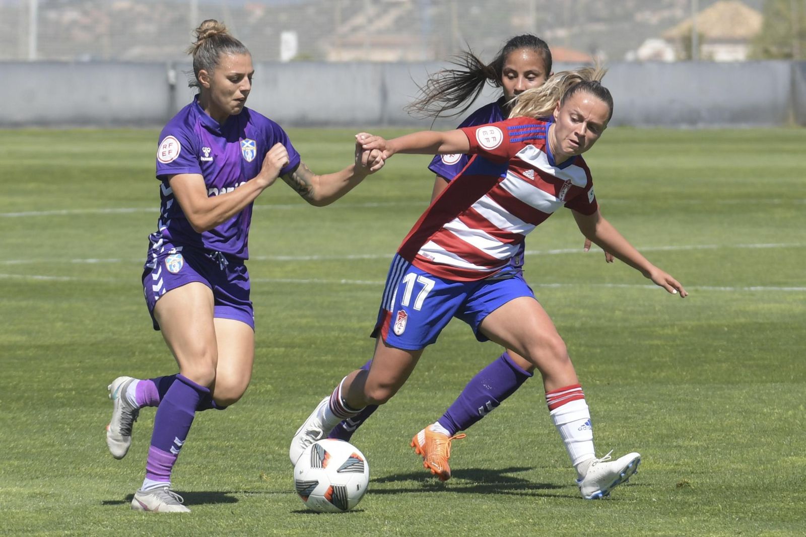 Naima intenta arrebatar la pelota a una rival.