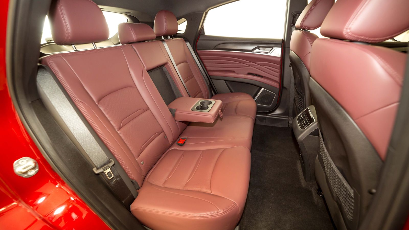 Aunque con cinturones para tres ocupantes, la anchura a la altura de los hombros -al igual que la forma de la banqueta- invita a que aquí sólo se sitúen dos ocupantes. Eso sí, de hacerlo así, no les faltará espacio.