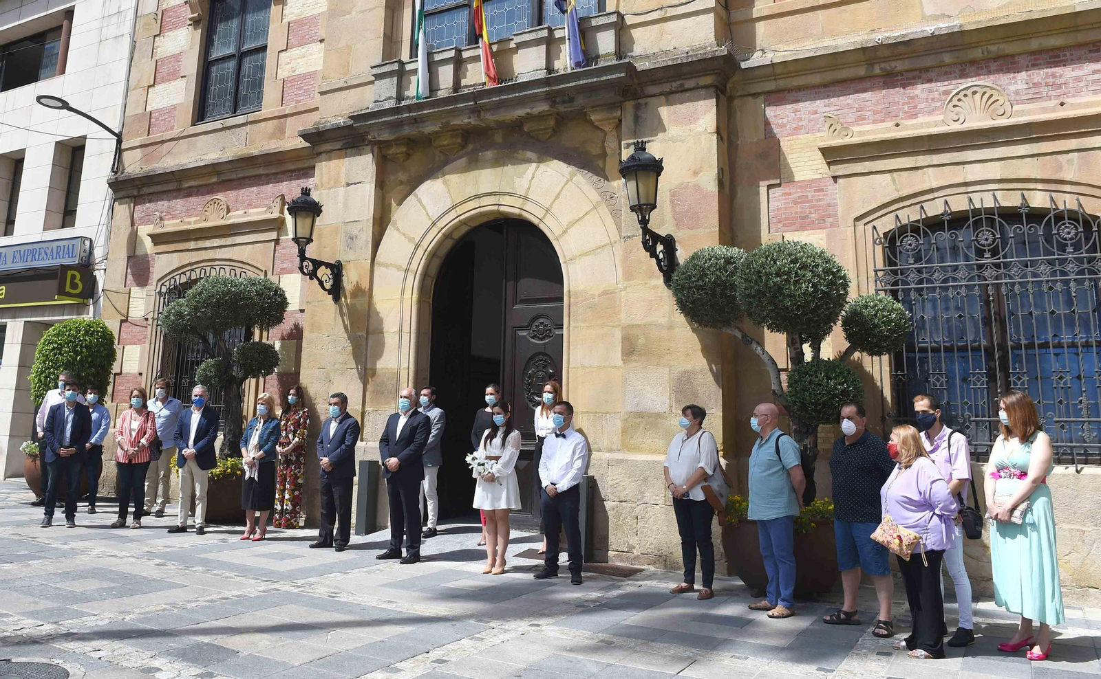 El minuto de silencio que se ha guardado a las puertas del Ayuntamiento de Algeciras.