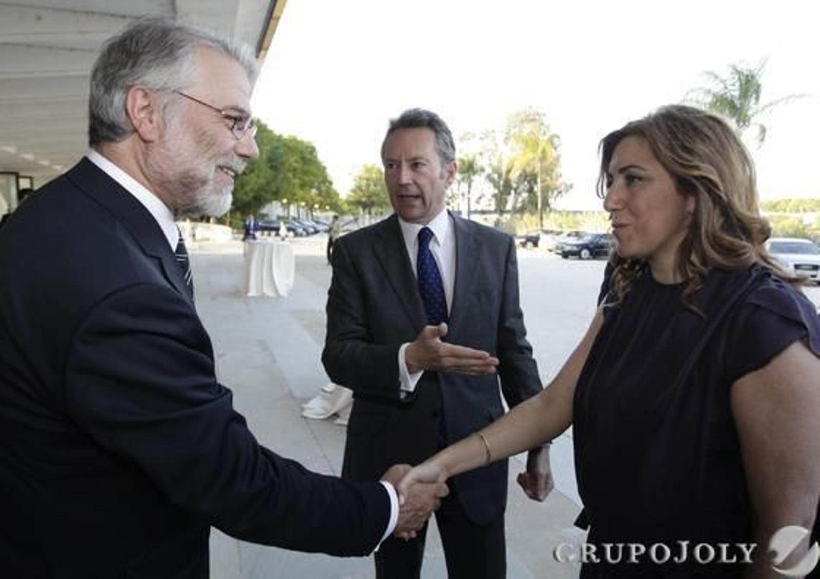 José Rocillo, director general del Territorio Sur de Telefónica, saluda a la consejera Díaz.

Foto: Foto: Antonio Pizarro/Juan Carlos Vázquez/Victoria Hidalgo/ Manuel Gómez