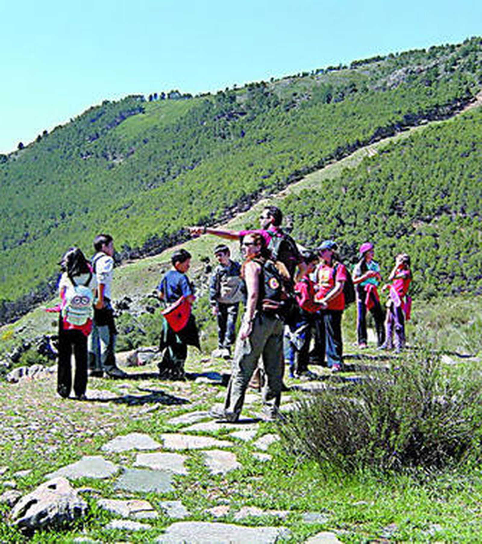 Los niños realizan actividades de educación ambiental en la zona.