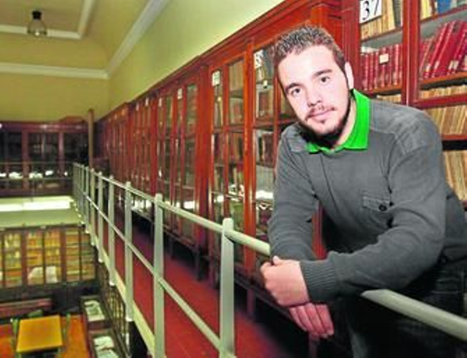 Francisco de Paula Lombardo González posa en la biblioteca del instituto Padre Suárez de Granada.