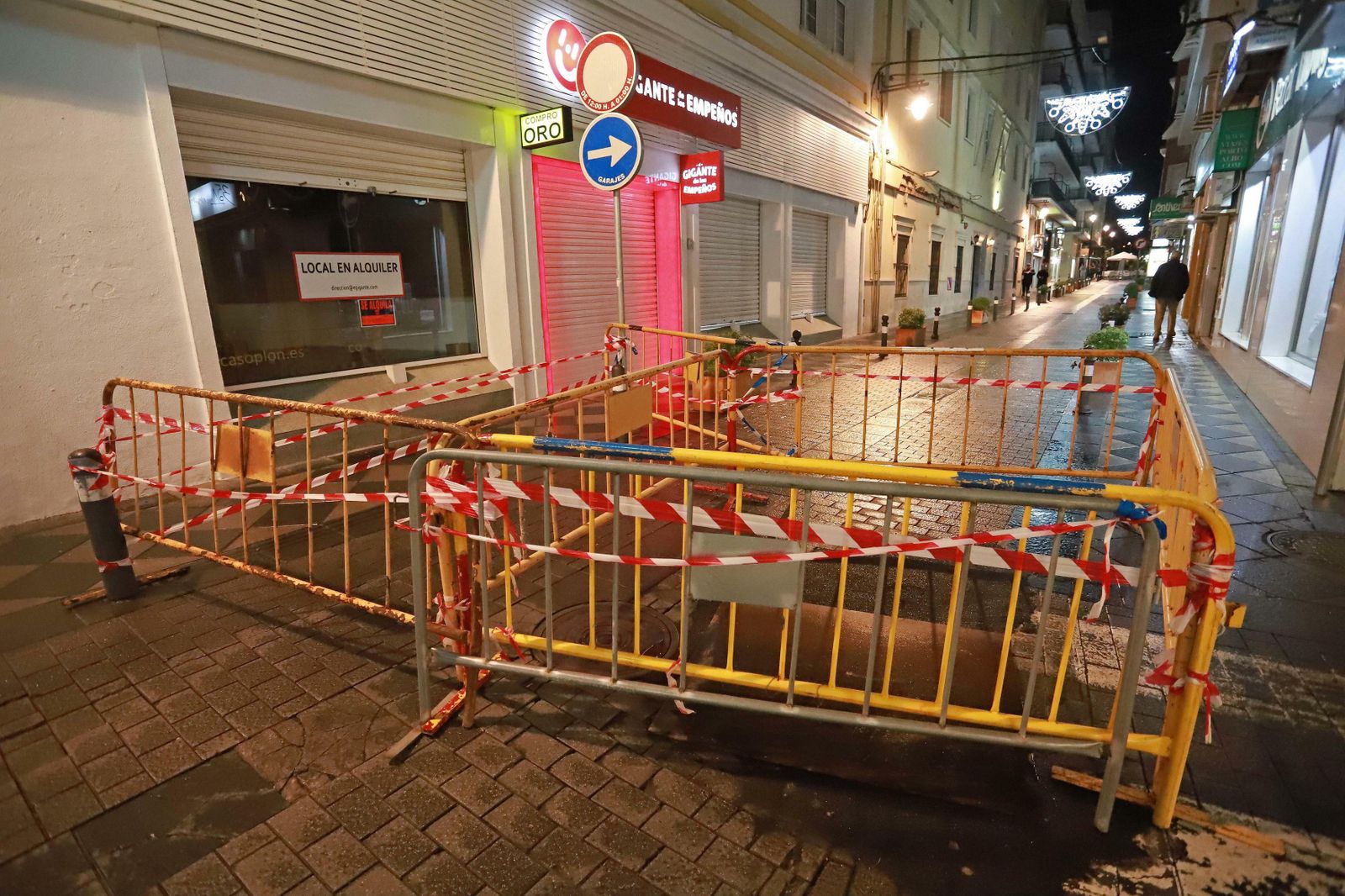 El hundimiento ya vallado entre las calles Convento y Coronel Ceballos, en Algeciras