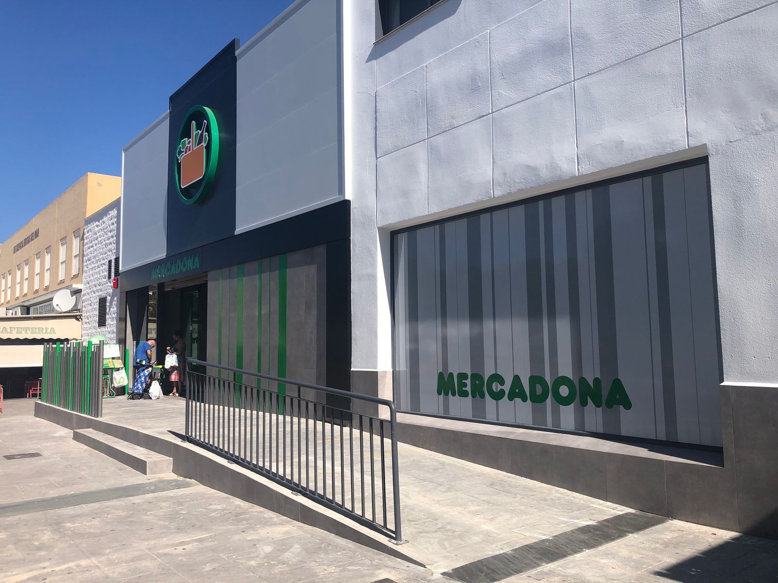 Fachada del supermercado de Mercadona renovado en Puerto Real.