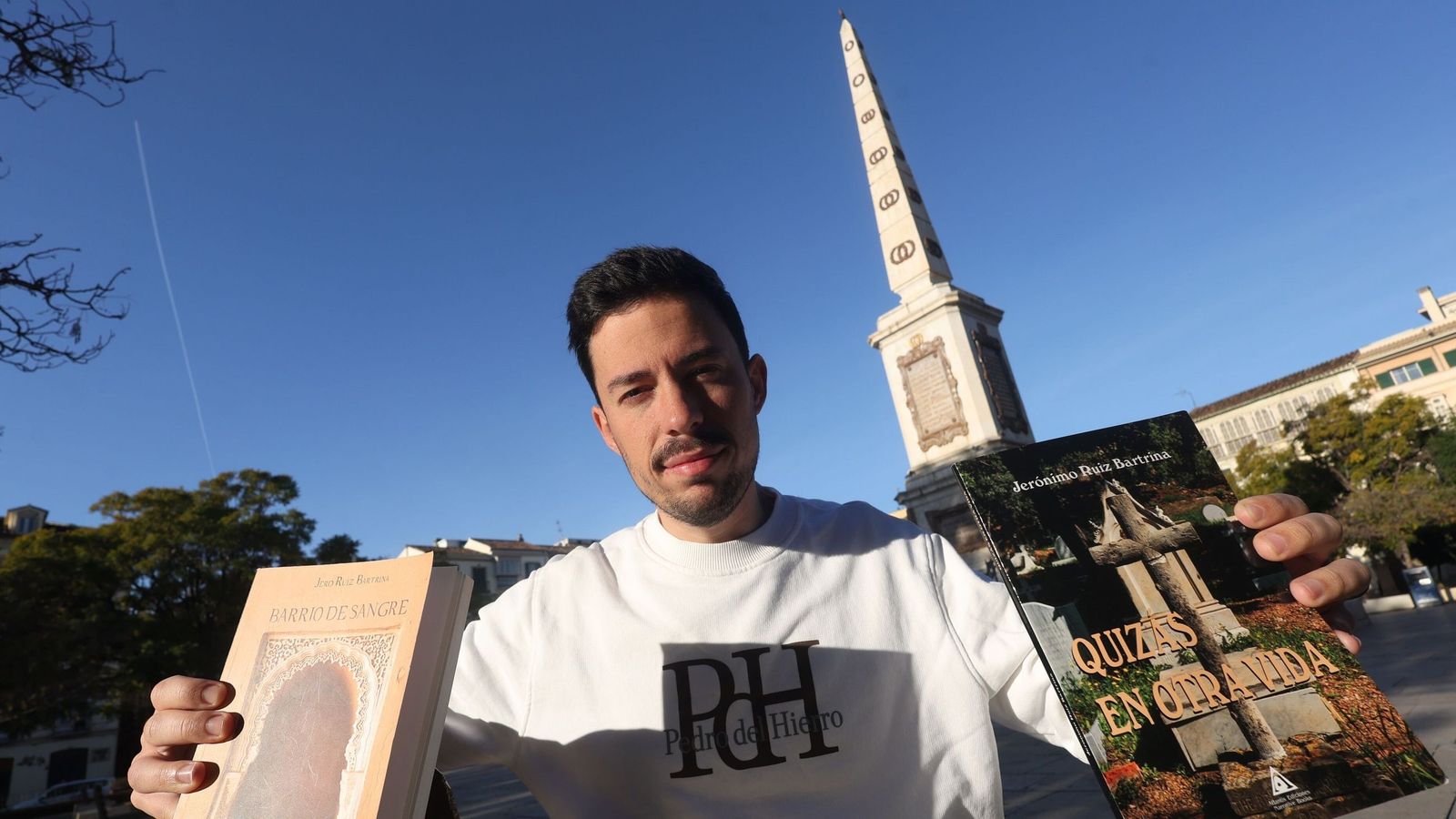 Jero Ruiz con sus libros 'Barrio de sangre' y 'Quizás en otra vida'.
