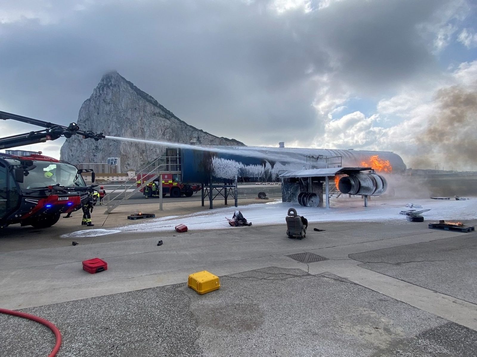 Ejercicio de los bomberos de Gibraltar en el aeropuerto.