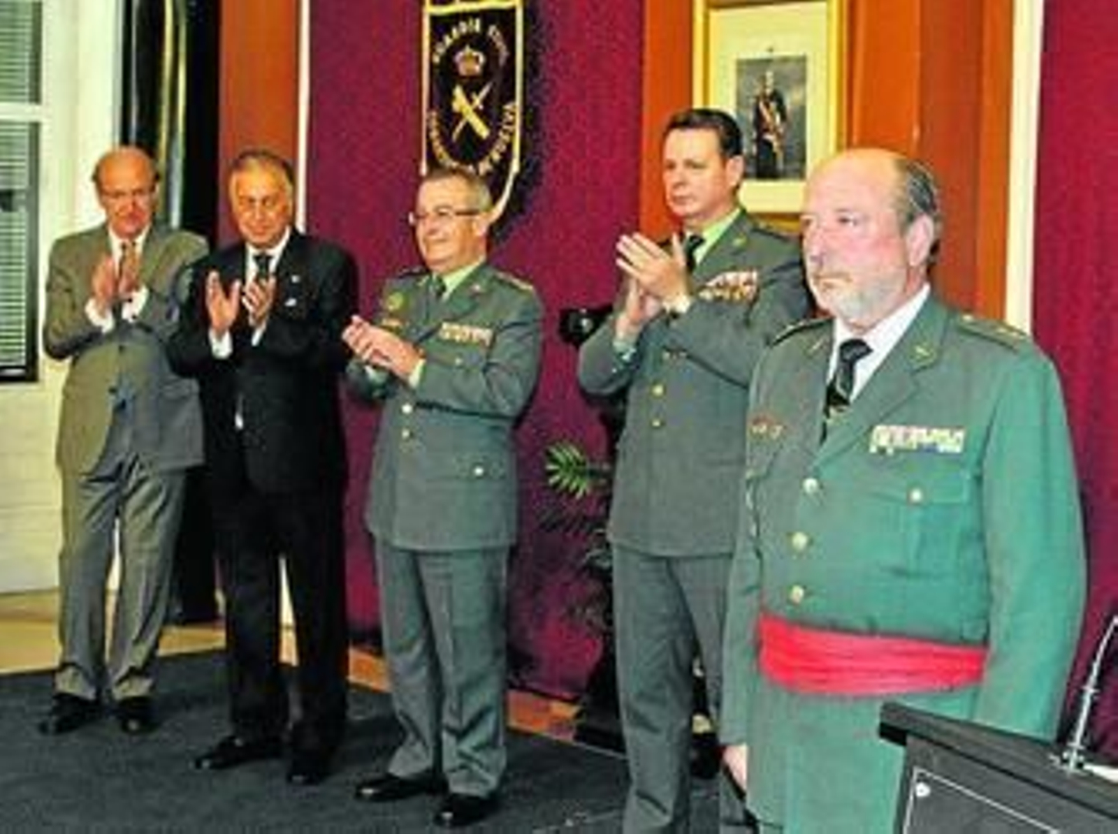 1. Pedro Rodríguez, Enrique Pérez Viguera, Antonio Dichas y Laurentino Ceña presidieron el acto. 2. El general de División Antonio Dichas felicita al general José Antonio Hurtado tras imponerle la faja. 3. El general, con su mujer e hijos.