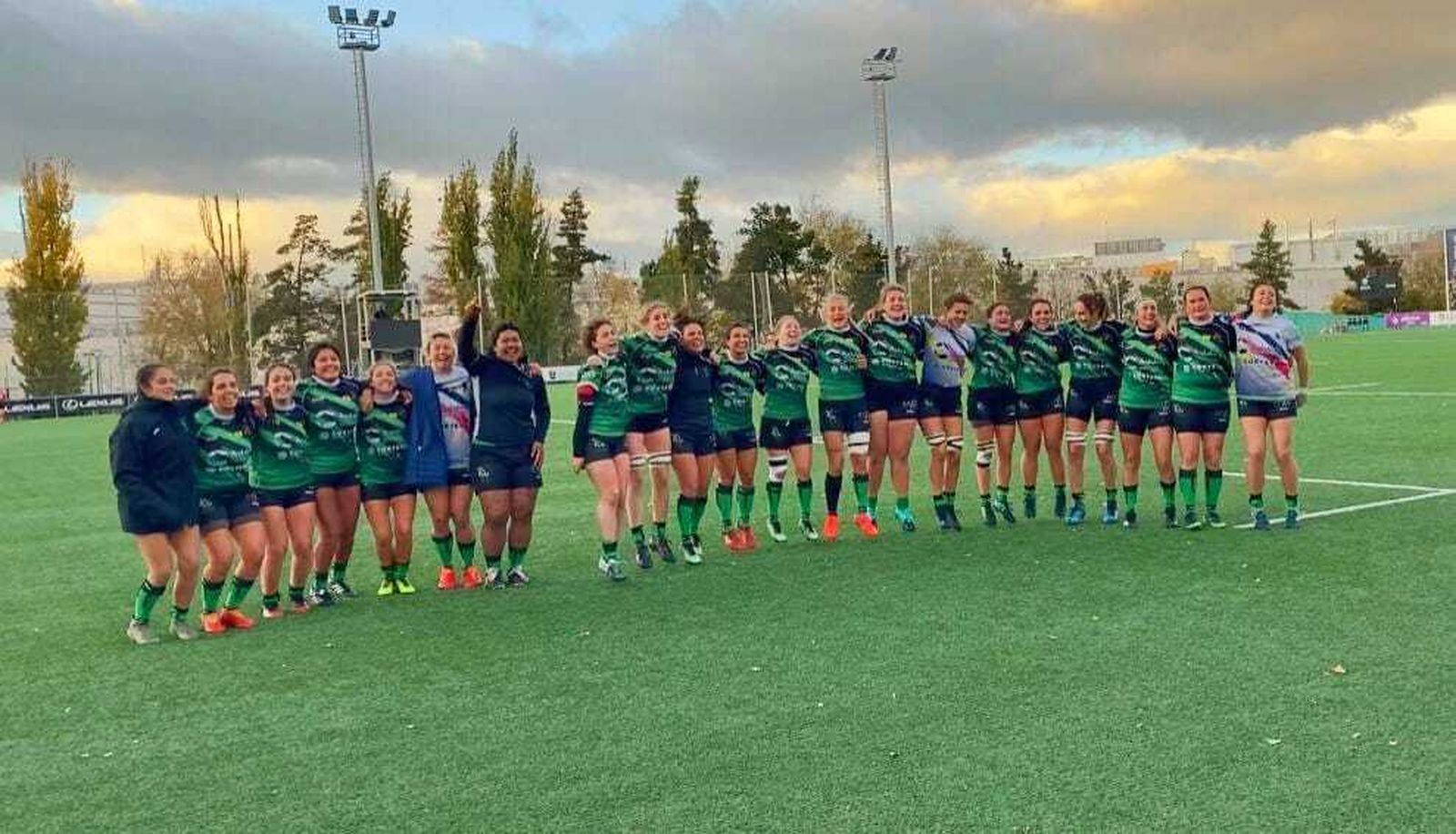 Las Cocodrilas celebran su victoria ante el Sanse Scrum.