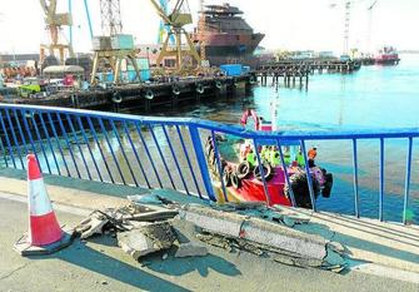 El puente Sifón de Huelva, tras el impacto ayer de un barco.