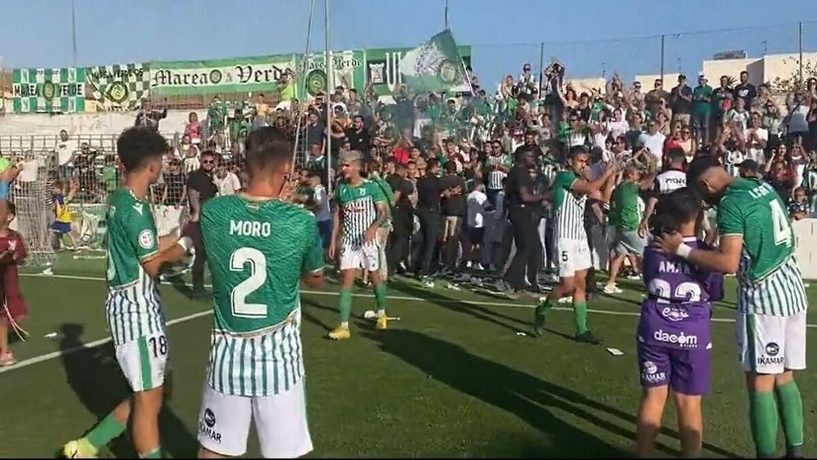 Los jugadores del Sanluqueño celebran el triunfo al final del partido.