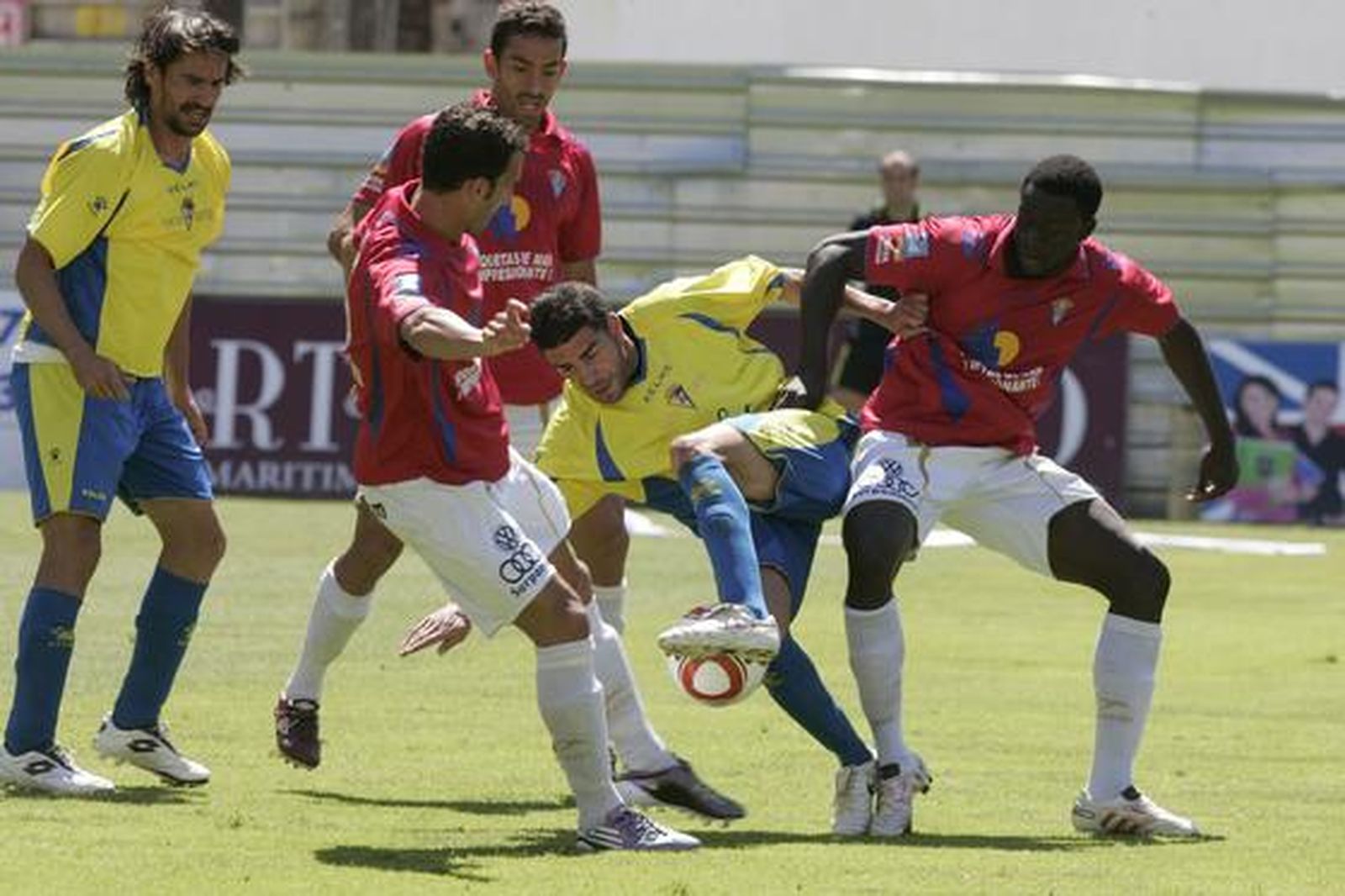 Enrique intenta marcharse de tres contrarios. 

Foto: Jesus Marin