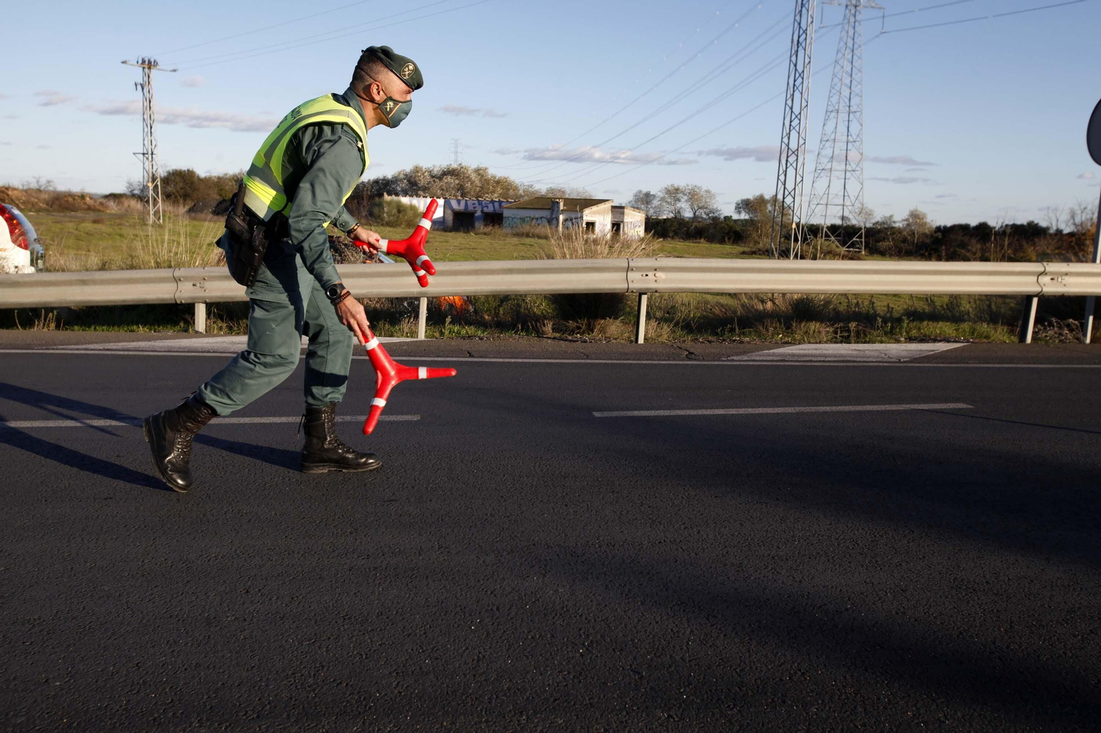 Controles de la Guardia Civil en los accesos a la costa de Huelva