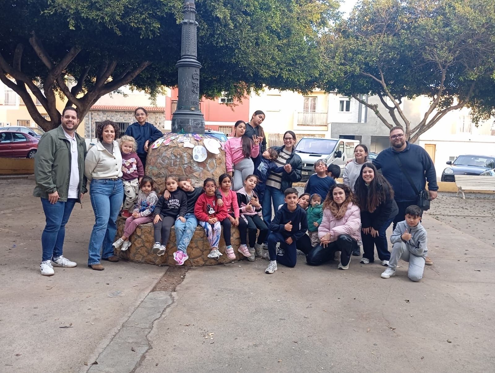 Foto de familia de usuarios, usuarias y profesionales del Programa de Comunidad Gitana.