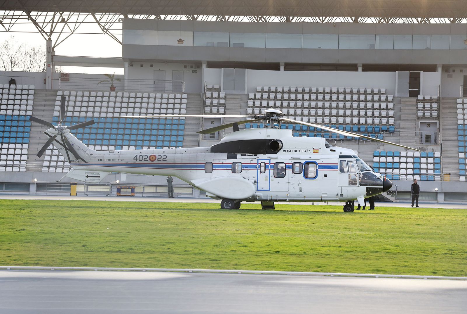 Las fotografías de los preparativos en el Carolina Marín para la Misa funeral por las víctimas de Adamuz