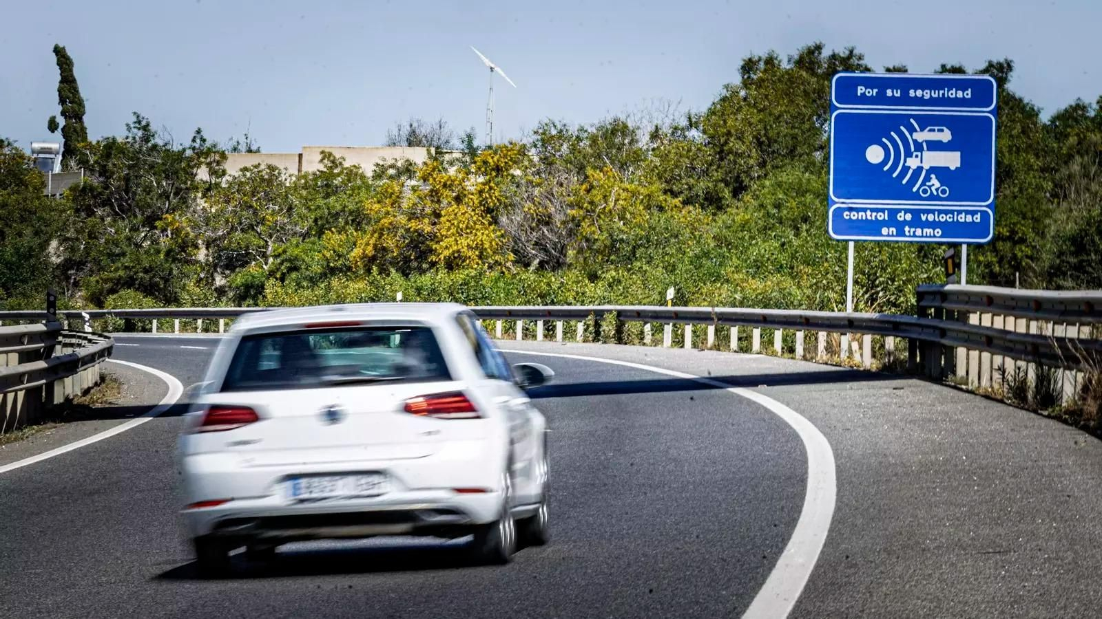 Un vehículo circula por una carretera de Cádiz con un radar de tramo