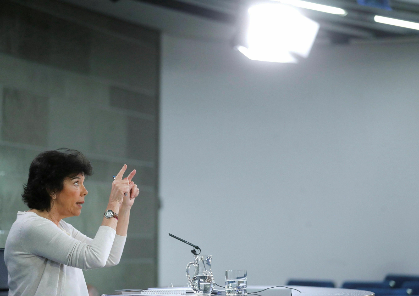 Isabel Celaá, atendiendo a la prensa.