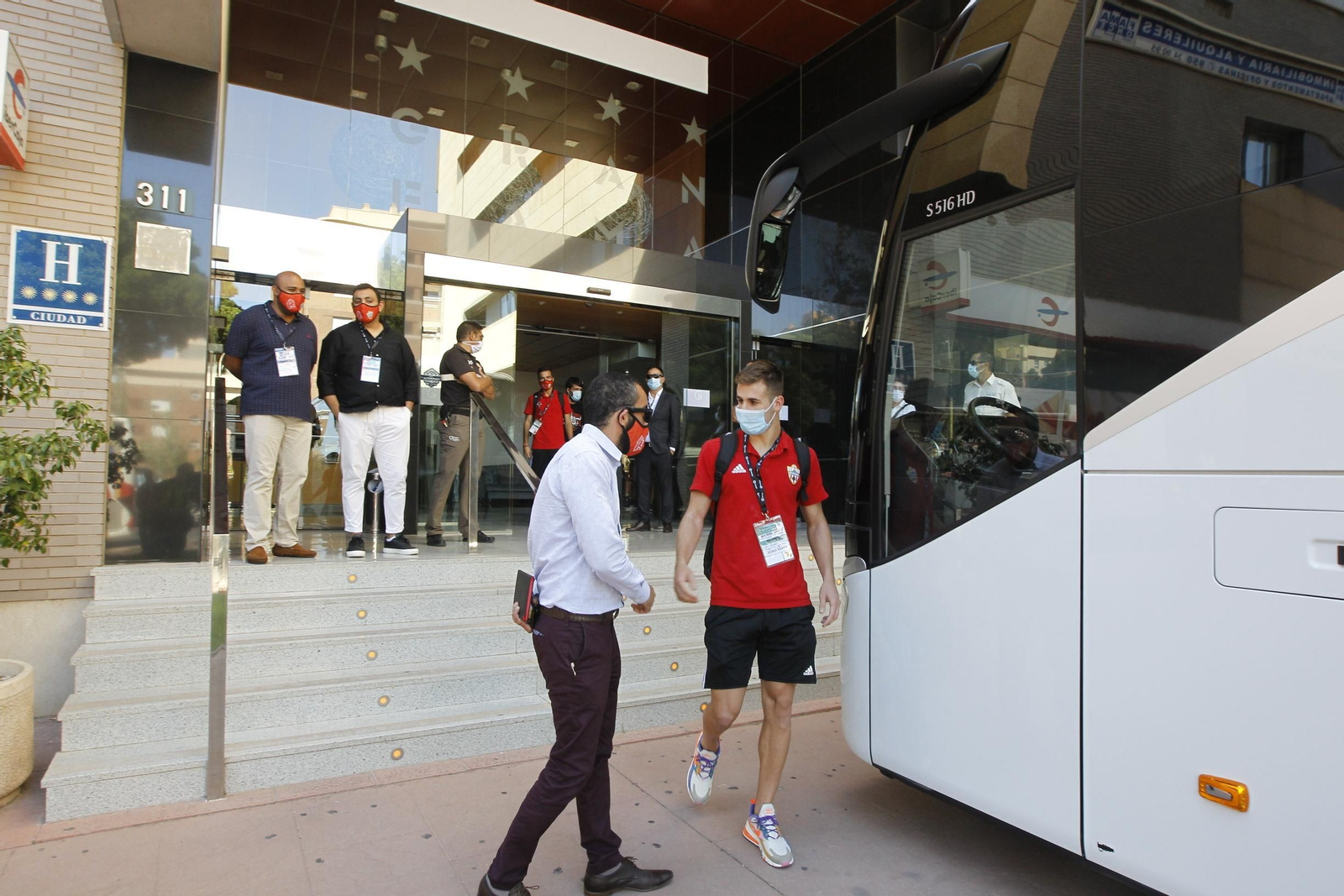 Fotogalería de la afición del Almería antes del partido ante el Girona
