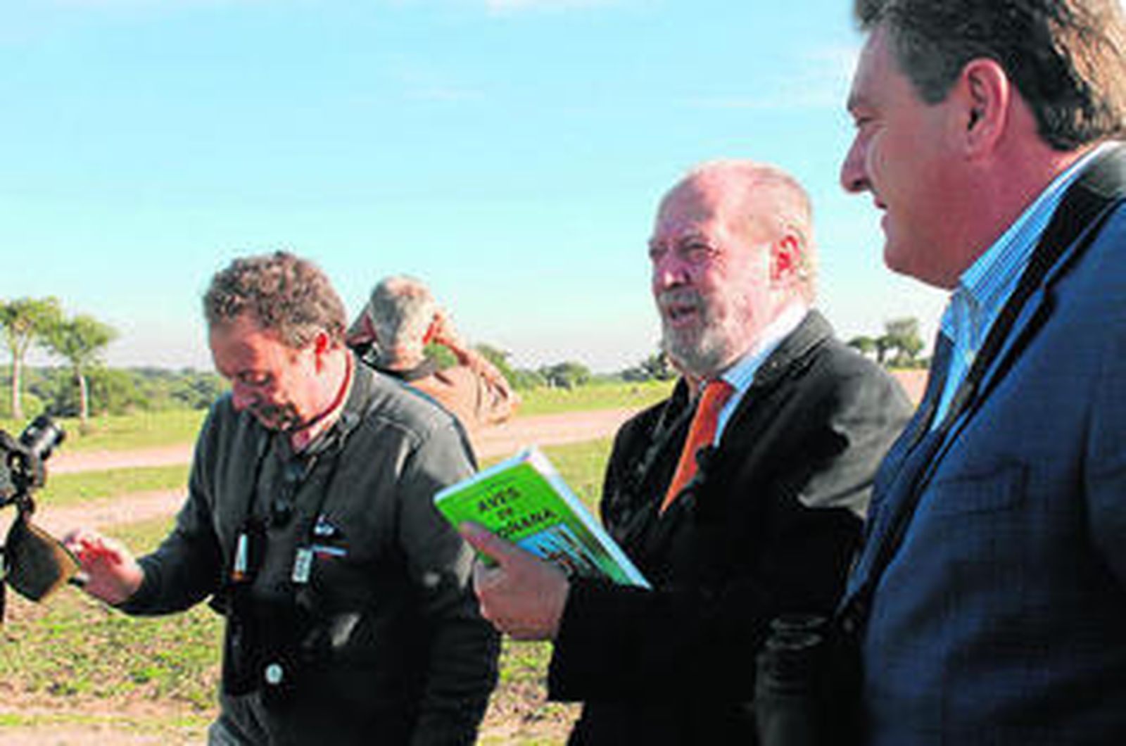 El presidente de la Diputación en una visita a la Dehesa de Abajo, en Puebla del Río, un enclave ornitológico.