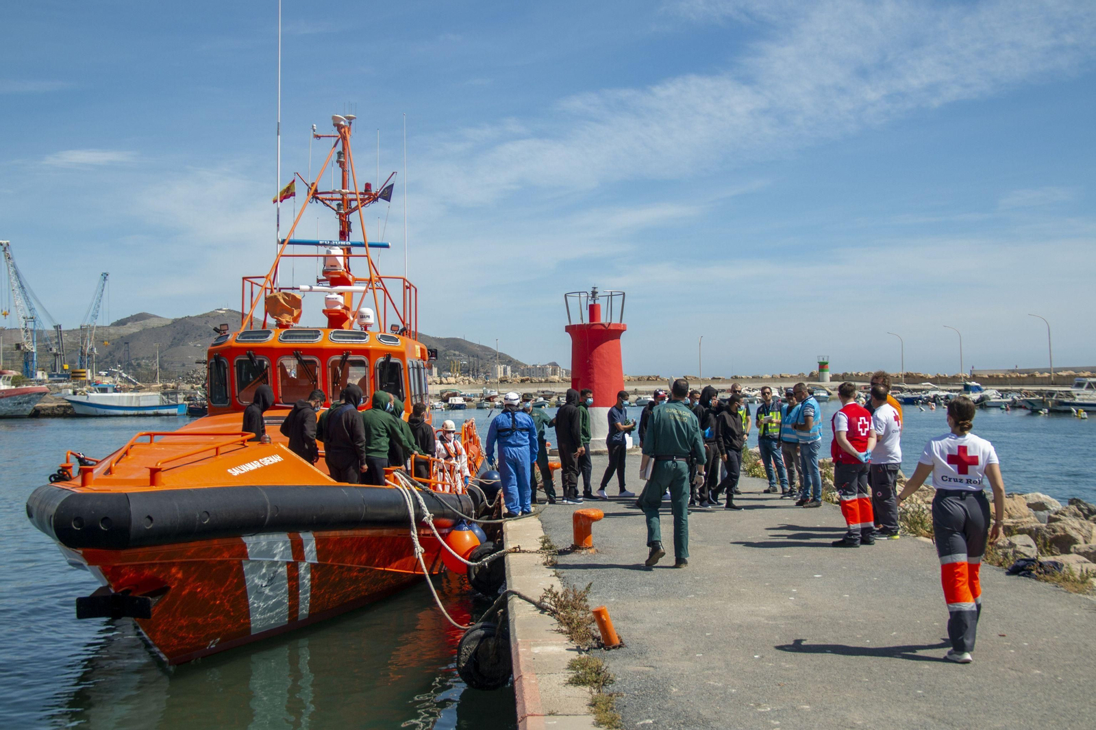 Rescatan a 12 inmigrantes cerca de la isla de Alborán y los trasladan a la costa de Granada