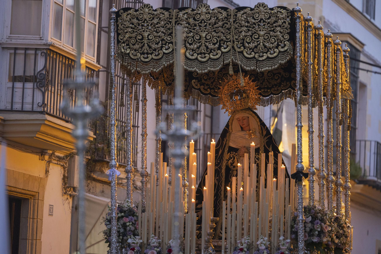 Imágenes de la salida de Santo Entierro en la Semana Santa de El Puerto 2025
